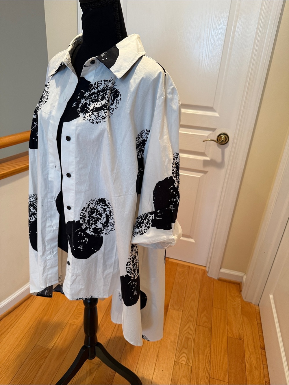 Truth + Style Botton Front White Stretch Poplin Fabric Black  Abstract PrintTop